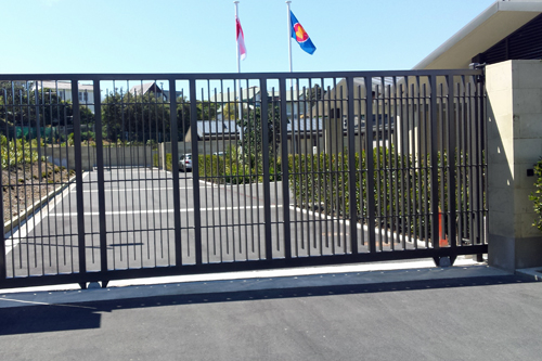 Sliding automatic gate